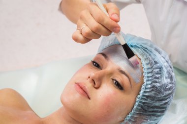 Genç kadın alıcı yüz maskesi