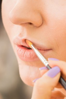 Dudaklar işlemini yapmak