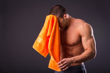 Genç adam bir çalışmadan sonra