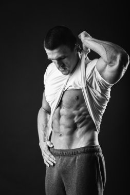 Adam onun karın kasları gösterir