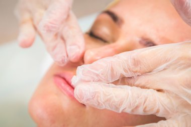 Şevval Özçelik Güzellik kozmetik krem uygulamak