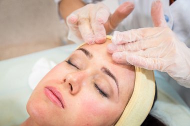 Şevval Özçelik Güzellik kozmetik krem uygulamak