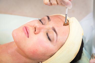 Şevval Özçelik Güzellik kozmetik krem uygulamak