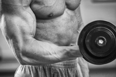 spor salonunda halter alıştırmalar yapan erkek