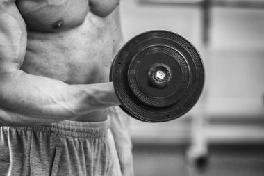 spor salonunda halter alıştırmalar yapan erkek