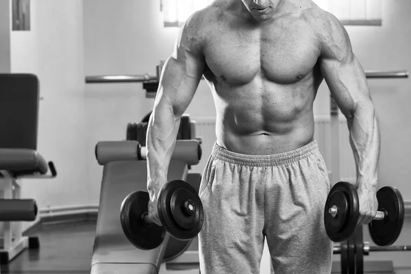 Uomo che fa esercizi con manubri in palestra — Foto Stock