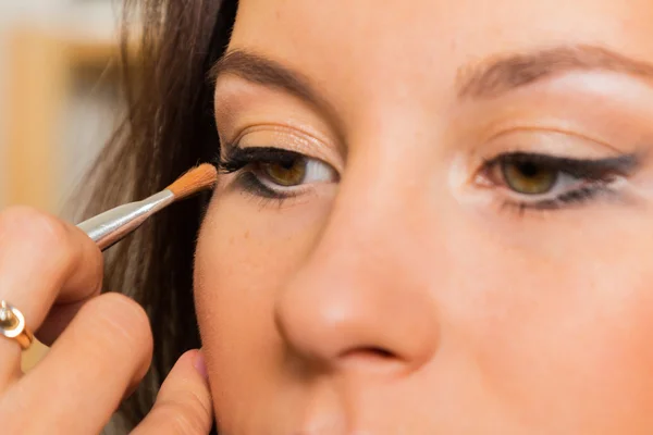 Artista haciendo maquillaje para modelo —  Fotos de Stock