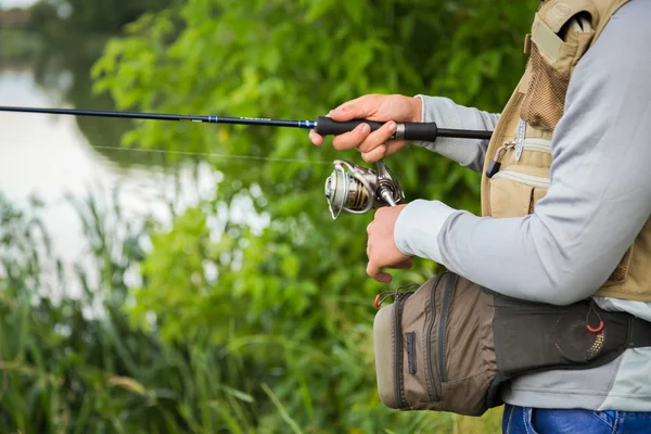 Pescador con spinning — Foto de Stock