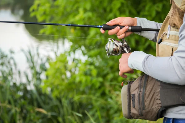 Pescador con spinning — Foto de Stock