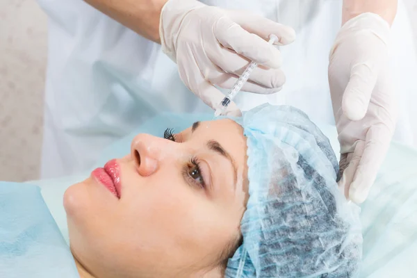 Kosmetička je injekce do tváře pacienta — Stock fotografie