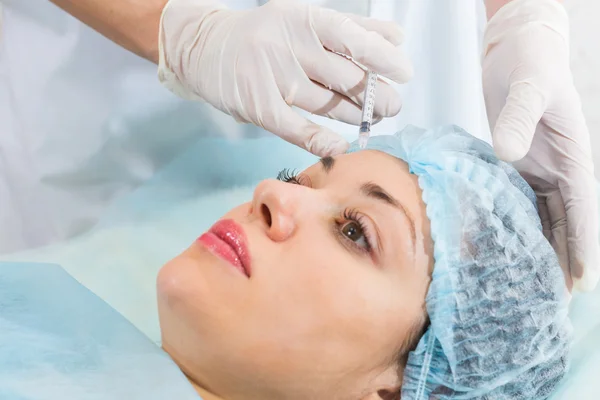 Estetista fa l'iniezione nel viso del paziente — Foto Stock
