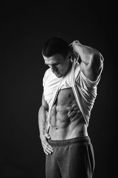L'uomo mostra i muscoli addominali — Foto Stock