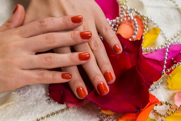 Kvinnans händer med rött nagellack — Stockfoto