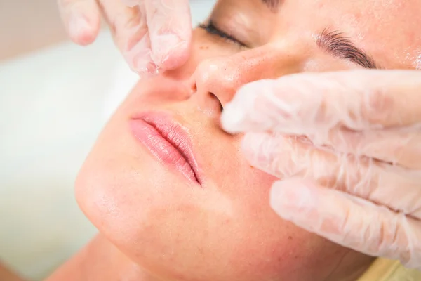 Esteticista aplicando creme cosmético — Fotografia de Stock