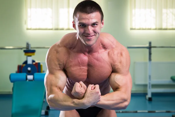 Muscular man bodybuilder — Stock Photo, Image