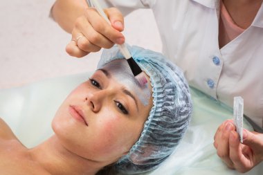 Terapist uygulayarak maske yüz