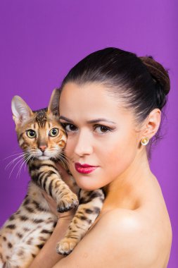 Bengal kedisi olan kız.