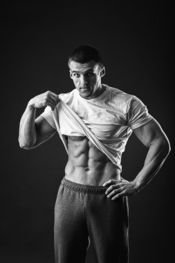 Onun basın gösterilen vücut geliştirmeci