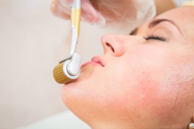 Şevval Özçelik Güzellik Dermaroller yordam gerçekleştirir