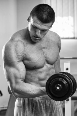 Vücut egzersizleri dumbbells ile yapar