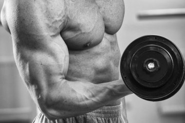 Vücut egzersizleri dumbbells ile yapar