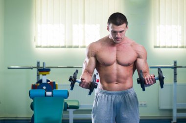 Vücut egzersizleri dumbbells ile yapar