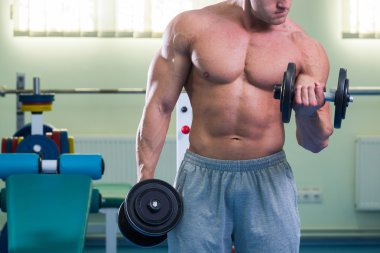 Vücut egzersizleri dumbbells ile yapar