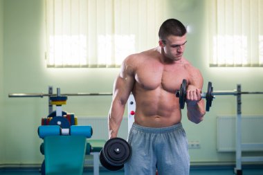 Vücut egzersizleri dumbbells ile yapar