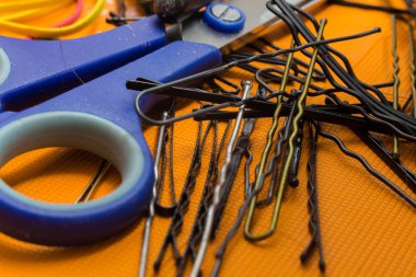 Makas ve izole saç pins