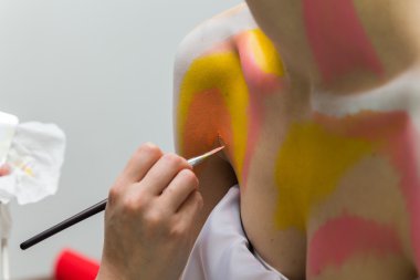 Sanatçı makyaj modeli için yapıyor
