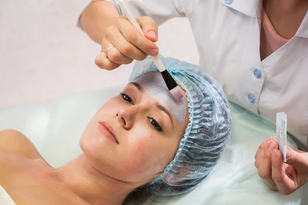 Terapeuta aplicando máscara a la cara — Foto de Stock