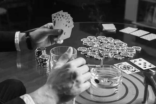 Cartões de poker na mão e fichas — Fotografia de Stock