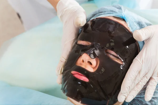Mulher recebendo máscara facial de silicone — Fotografia de Stock