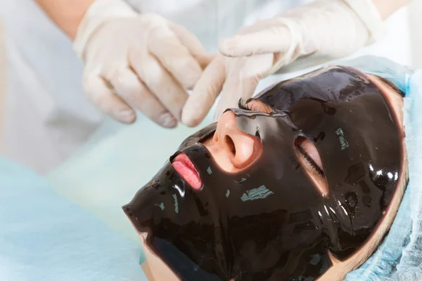 Žena přijímající silikonová maska — Stock fotografie