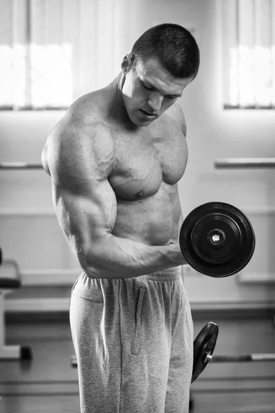 Bodybuilder fa esercizi con manubri — Foto Stock