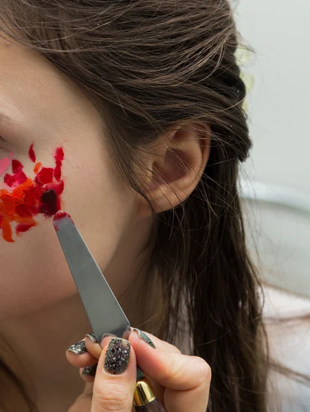 Artista haciendo maquillaje para modelo —  Fotos de Stock