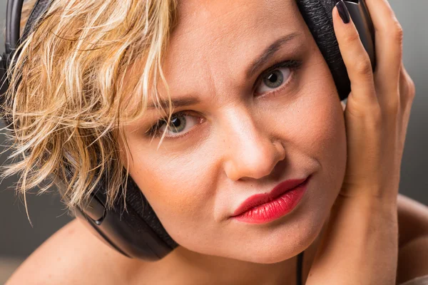 Gorgeous blondynka w słuchawkach — Zdjęcie stockowe
