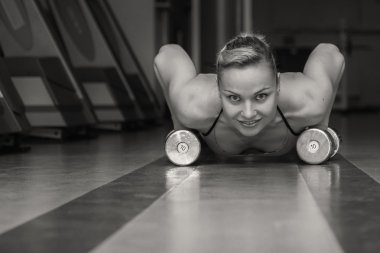 yerden dumbbells ile iterek kız