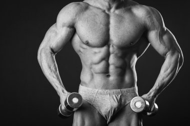 adam dumbbells ile çalışmaları yapan
