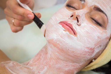 Terapist uygulayarak maske yüz