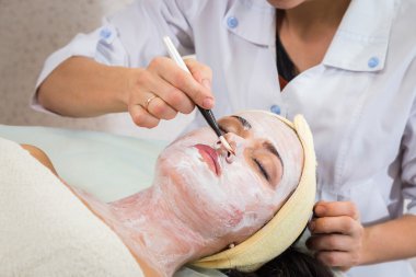 Terapist uygulayarak maske yüz