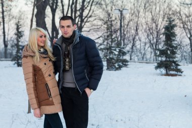 Kışın açık havada poz Çift