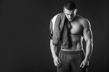 Gömleksiz atletik erkek
