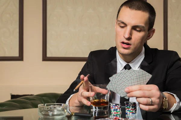 Jugador de poker en el casino —  Fotos de Stock