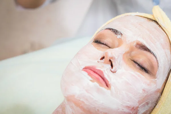 Therapist applying mask to face — Stock Photo, Image