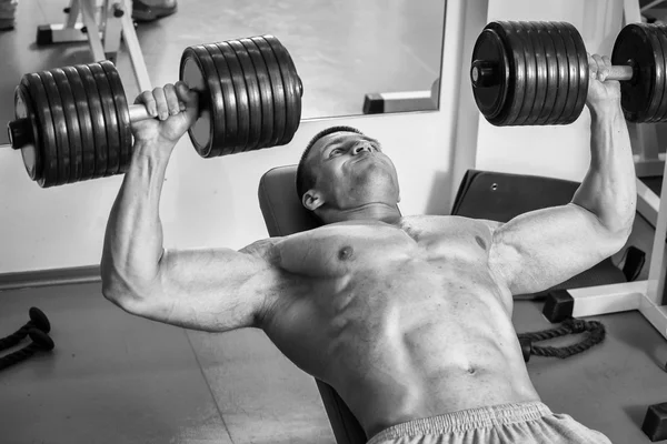 Man aan het werk uit met gewichten in gym — Stockfoto