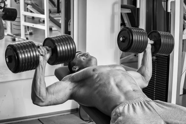 Man working out with weights in gym — Stock Photo, Image