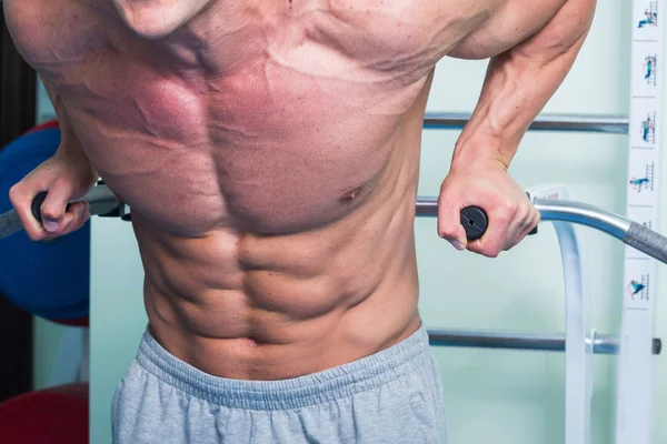 Hombre haciendo ejercicio en el gimnasio — Foto de Stock