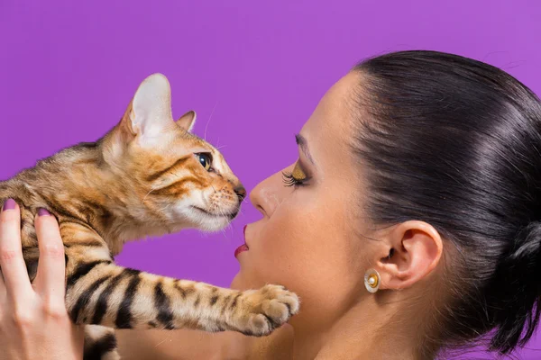 Jong meisje met een kat Bengalen. — Stockfoto