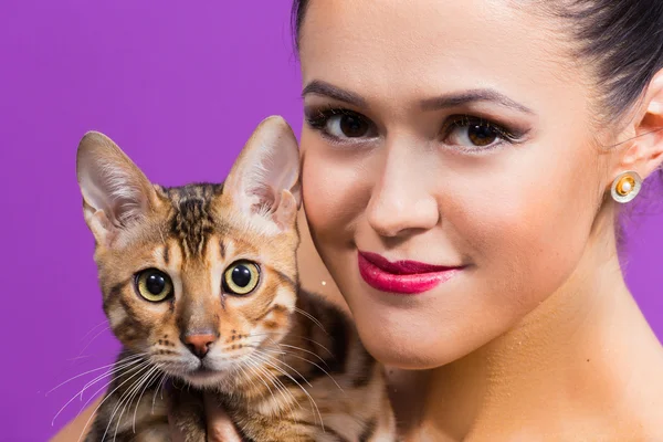 Jong meisje met een kat Bengalen. — Stockfoto